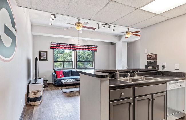 Home is Where the Arch is Across From Uga! - Foto 16