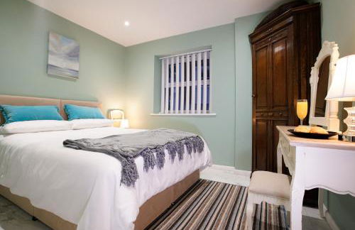 Seafarer's View - 6 bedroom townhouse in Cowes, parking & seaviews. - Photo 8