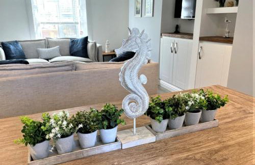 The Little Seahorse - Newly Renovated Cottage 5mins Walk The Beach with Hot Tub - Photo 3