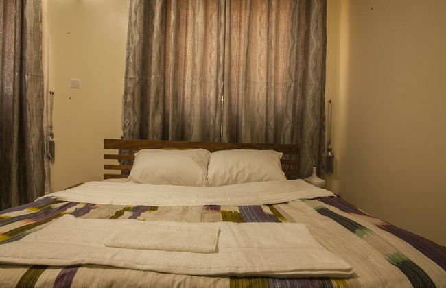 Three Bedroom art themed apartment - Photo 12