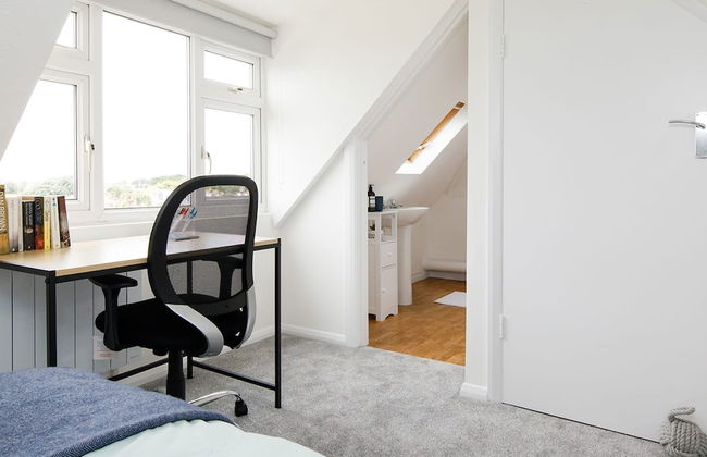 Bright Modern 4 br House 100 Metres From Beach - Photo 40