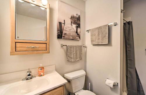 Wooded Danbury Cabin with Grill and Fire Pit! - Foto 15