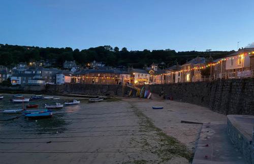 The Old Gallery - Charming Coastal Escape For Two - Photo 25