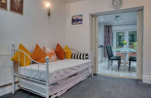 Modern 3BR Manchester Home Sleeps 7 Parking - Foto 7