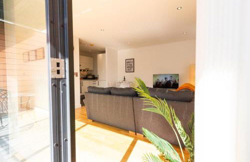 Central Gem: Cosy 2BR with Private Balcony - Foto 15