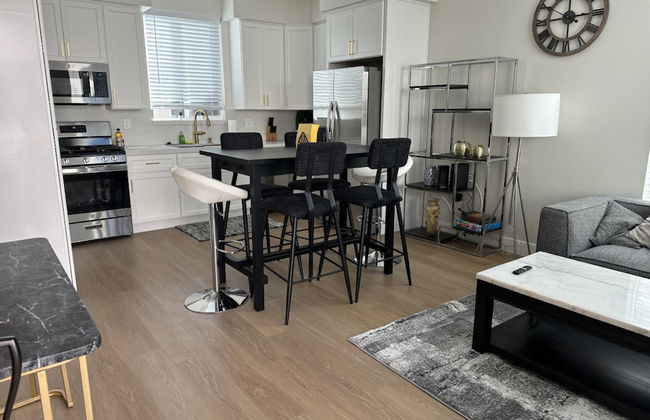 NEW 2BR House IN Glendale Built in 2024 With Garage Private Patio p77 - Foto 2