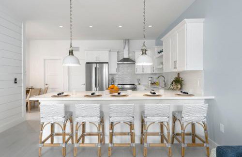 Oceanfront Oasis BBQ Patio, Free Dock, Pool and Secret Speakeasy - Foto 29