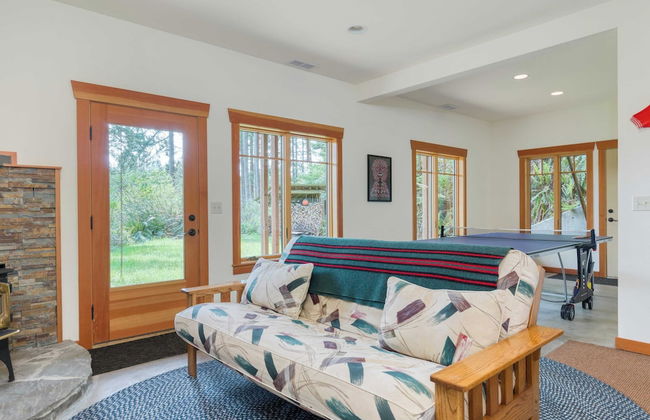 Goss Lake Chalet by Avantstay Lakefront w/ Dock - Photo 19