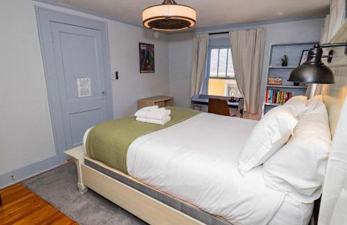 Bright and Sunny Springfield Carriage House - Photo 16