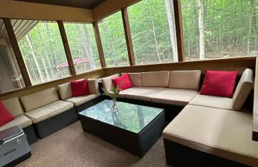 Pocono Hideout Family Home with Hot Tub Deck Sunroom Pool Big Bass Lake Larsen Lake Gouldsboro Clifton Township - Foto 34