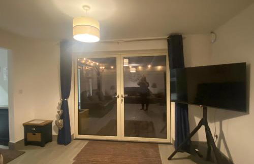 POPPY LUXURY LODGE Sleeps 8 at Fairview Farm, Ravenshead, Nottingham Near Sherwood Forest, Dog Friendly, Farm Stay great for wedding groups, families, Hen Do's, friends gatherings with amazing views - Foto 5