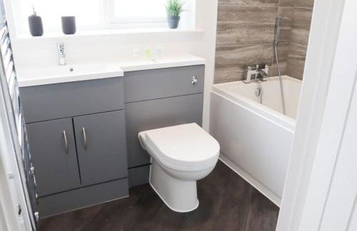 Spacious 2 Bedroom Home Next To Queen Victoria Hospital - Photo 11