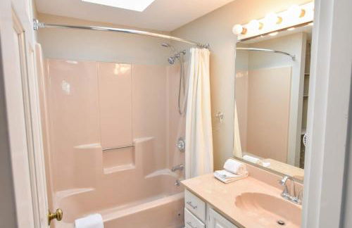 Beautiful Home Close to Ponds and Beach - Photo 18