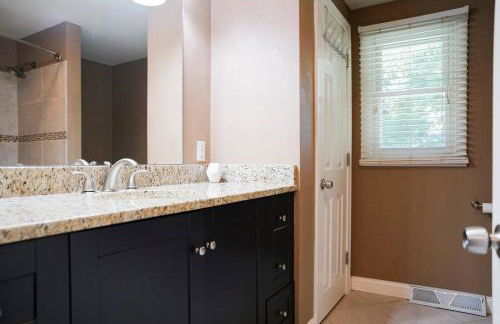 4BR/2.5BA Home boasting 2400sqft and Eat-in KTN - Foto 32