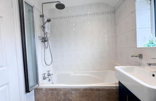 Raygill LT 4 Bedroom House By Furnished Accommodation - Private Parking - Perfect For Families & Contractors - Foto 39