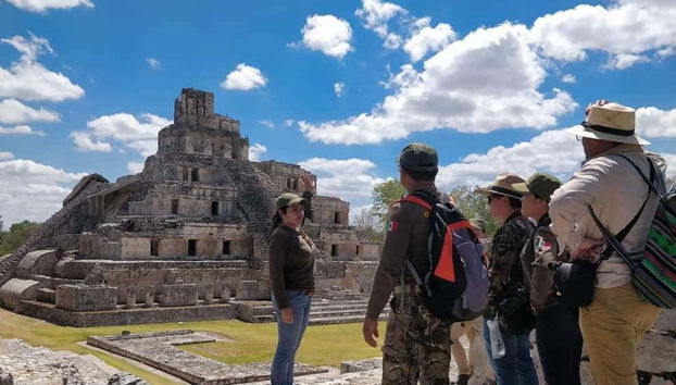Atendiendo a las explicaciones del guía