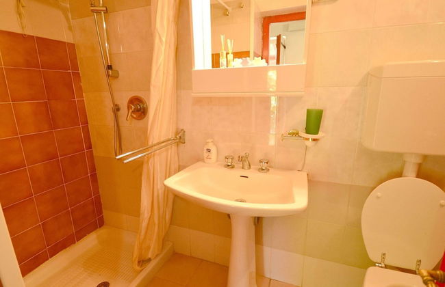 Spacious Home With Shared Pool - Photo 24