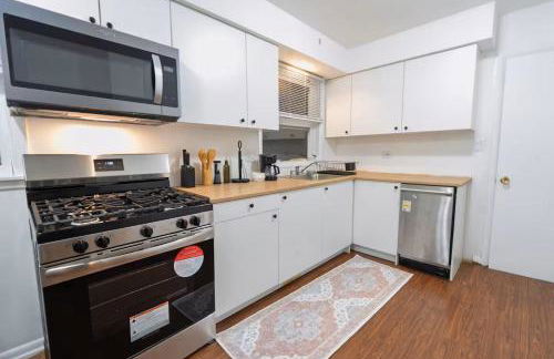 Two Bedroom house in Skokie with full kitchen and parking - Photo 11