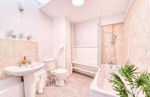 The Stylish Gem of Bath - Sleeps 10 - Photo 38