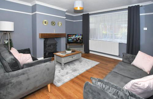 Orion House - sleeps 6, driveway, garden - Photo 3