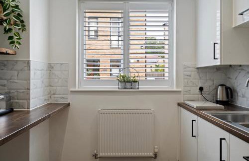 London 4-Bed in Coulsdon, 20 mins Gatwick, Parking - Foto 3