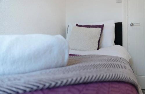 Spacious 4BR on Leafield Rd - Photo 36