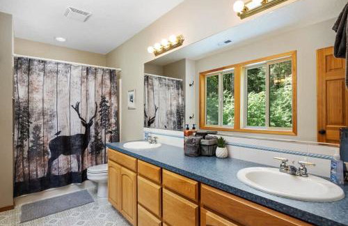 Iron Mountain - Spacious Secluded Lodge with Hot Tub & Game Room - Photo 50