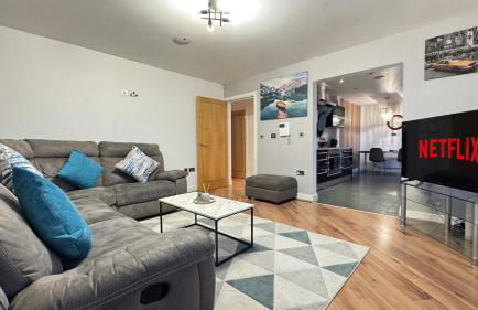 Spacious 2-Bedroom Duplex with Jacuzzi Bath and Free Gated Parking - Foto 45