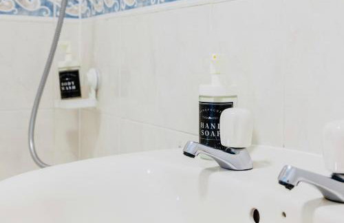 Cozy 3-Bed Retreat Near Manchester Airport Ideal for Families & Groups - Foto 23