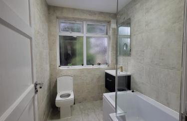 4 Bedroom House - Free Parking, Great access to London, Herts, Essex - Photo 4