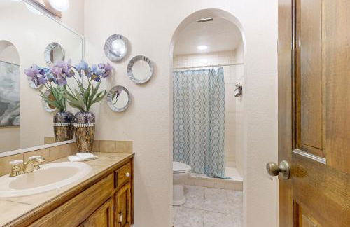 Walk to Park! Family-Friendly Laredo Home with Yard - Foto 21