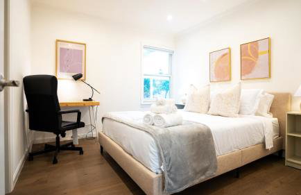 Grand Lux 4BR Prime Location & Serene Yard - Foto 13