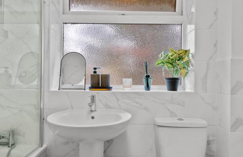 KingstonUponThames Contractor Sleeps8 Parking - Photo 29