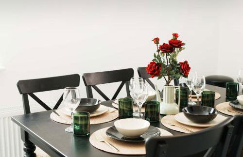 Large 4BR House Leeds, Contractor Friendly - Photo 16