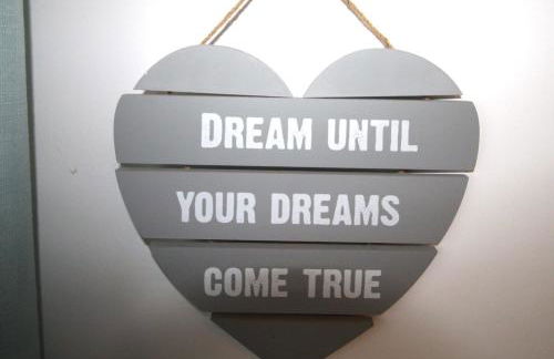 3 Bedroom House - Parking - Wifi - Fully Refurbished Throughout - New Kitchen & Bathroom - Foto 5