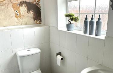 Spacious 5-Bed Detached House, Sleeps 10, Parking - Photo 36