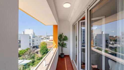 Bright Flat with Balcony & Garage by HostWise - Foto 4