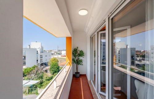 Bright Flat with Balcony & Garage by HostWise - Foto 4