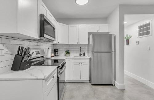 Bayview Regency Apartments By Lowkl - Photo 30