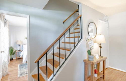 Private Pool & Yard Mins to Dining & University - Foto 12