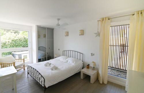 Charming villa with pool lake view 10 minutes from the city center - Photo 7