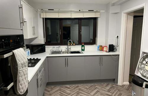 Spacious 4 Bedroom House in Corby Sleeps 9 Parking - Foto 16