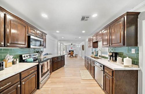 Sprawling estate with private pool and game room and guest house - Foto 13