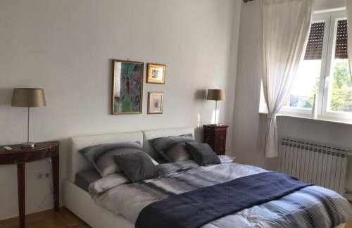 Spacious 3BR/2BT Apartment with A/C in City Center - Photo 7