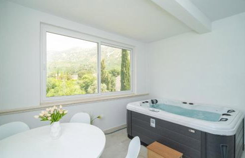 Gorgeous Apartment In Dubrovnik - Photo 25