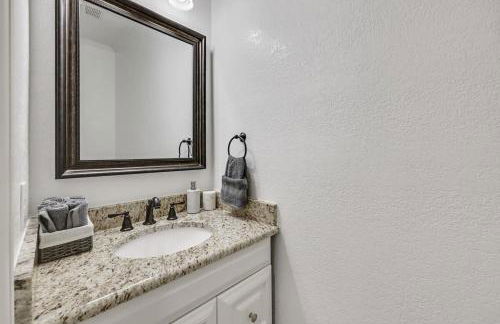 Luxury Home w Hot Tub near DFW Airport - Photo 32