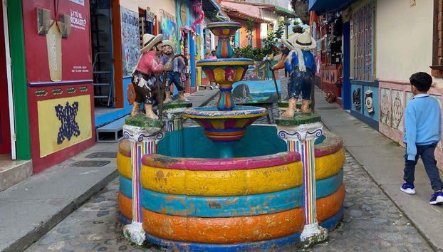 Fontana in una via di Guatapé