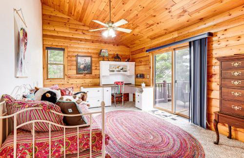 Spacious Log Home with 13 Acres, Ponds and Fire Pit! - Foto 21