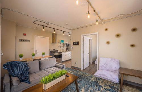 Downtown 2 Bedroom Apartment - Free Parking - Foto 1