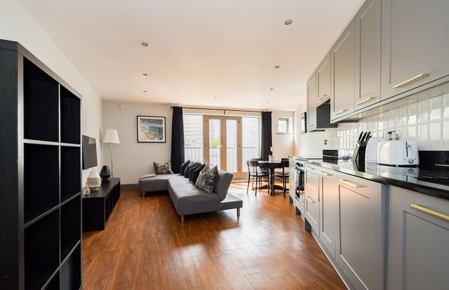 Spacious 2 Bed - Battersea High Street - Photo 9